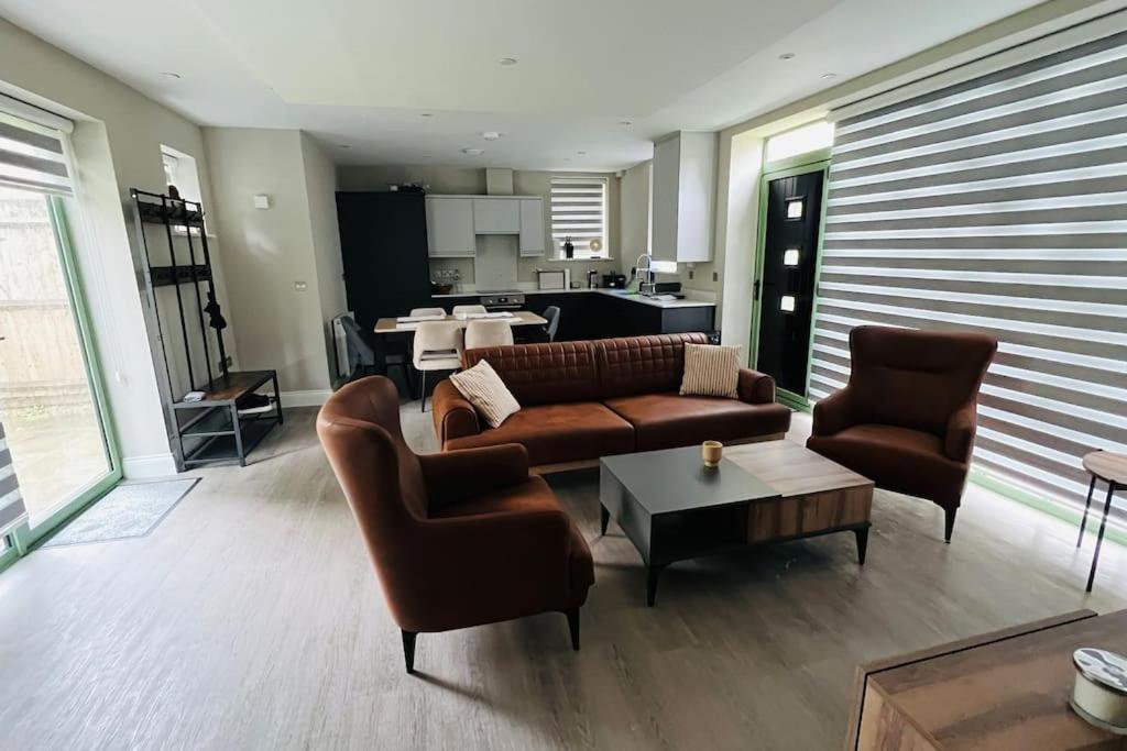 A House Designed For You… 埃德蒙顿 外观 照片