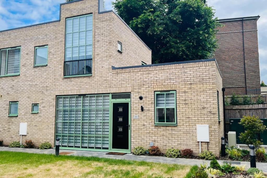 A House Designed For You… 埃德蒙顿 外观 照片