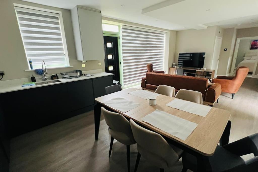 A House Designed For You… 埃德蒙顿 外观 照片